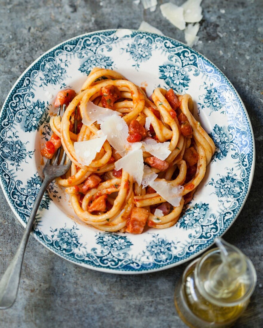Perciatelli mit Tomatensauce, Speck und Parmesanspänen