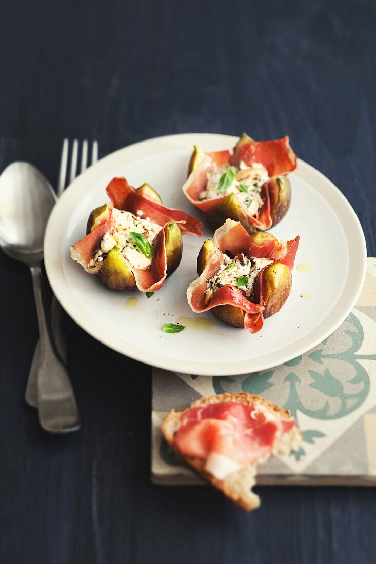 Frische Feigen mit Ziegenkäse und Serrano-Schinken