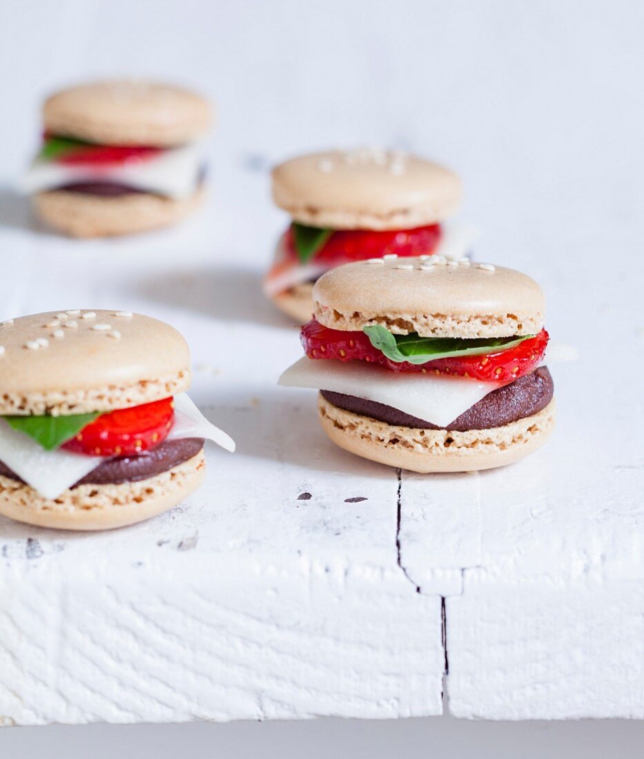 Macarons nach Art Mini-Burger mit dunkler Schokoladenganache, Marzipan, Erdbeeren und Basilikum