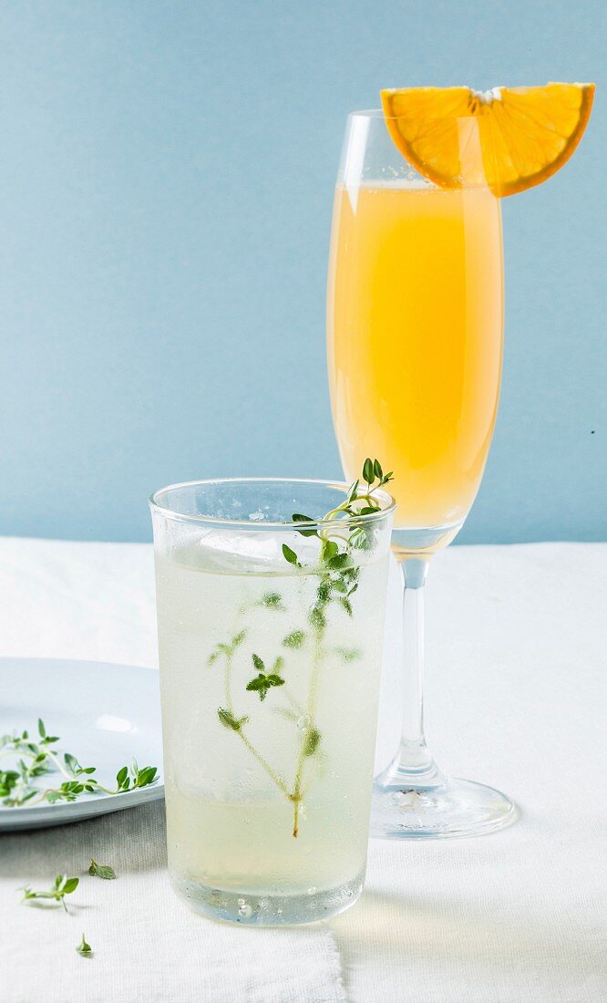 Zwei Cocktails: Buck's Fizz und Ginger Bourbon Fizz