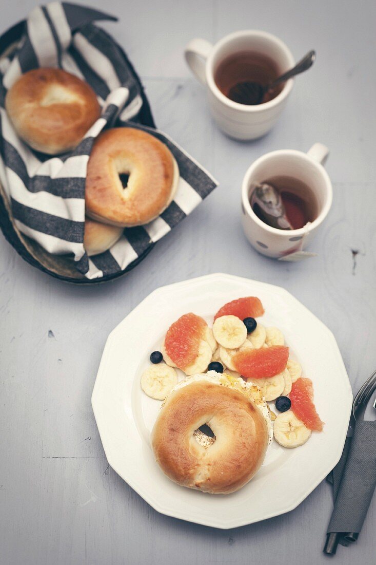 Cinnamon-flavored cream cheese bagel and banana, grapefruit and blueberry salad