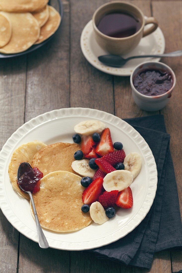 Pancakes mit Waldfruchtmarmelade und frischen Früchten