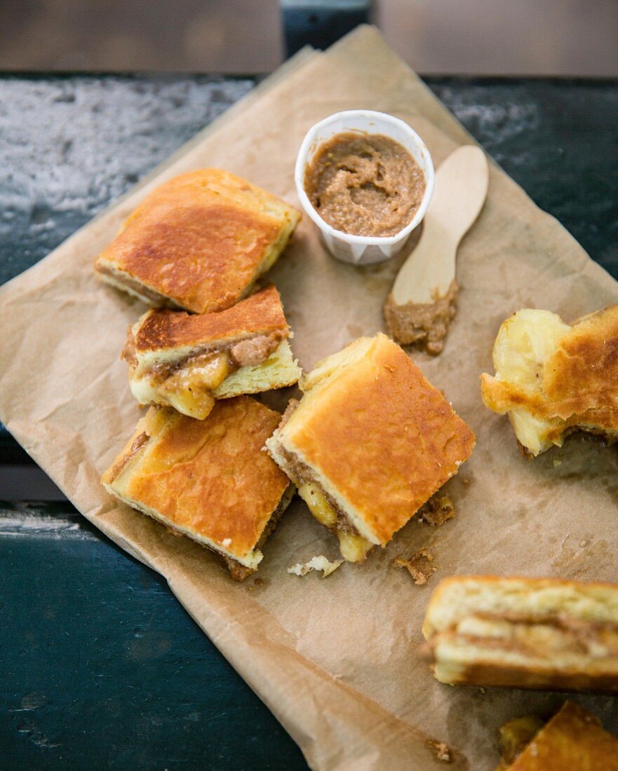 Süsses Brioche-Sandwich mit Haselnusspraliné und Banane mit Limette