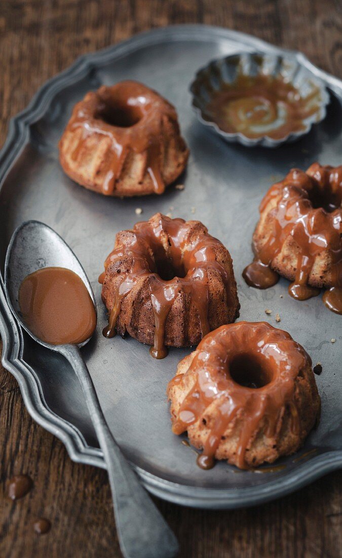 Puddingküchlein mit pürierten Datteln und Karamellsauce