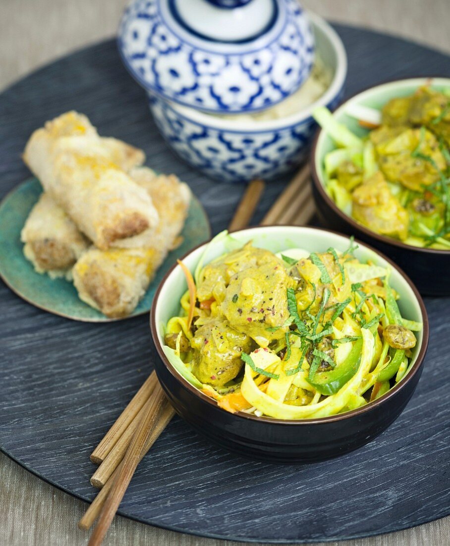 Indian-style chicken curry, raisin and green pepper bo-bun