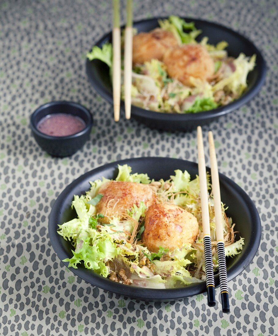 Fried rice vermicelli, scarole with walnuts and small breaded goat's cheese bo-bun