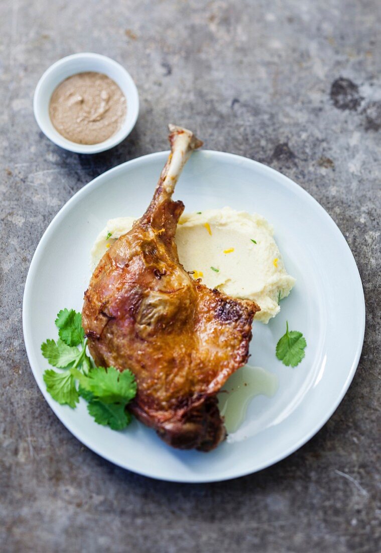 Enten-Confit mit Zitrusfrüchten, Kartoffelpüree mit Tahini, Koriander und Zitronenconfit