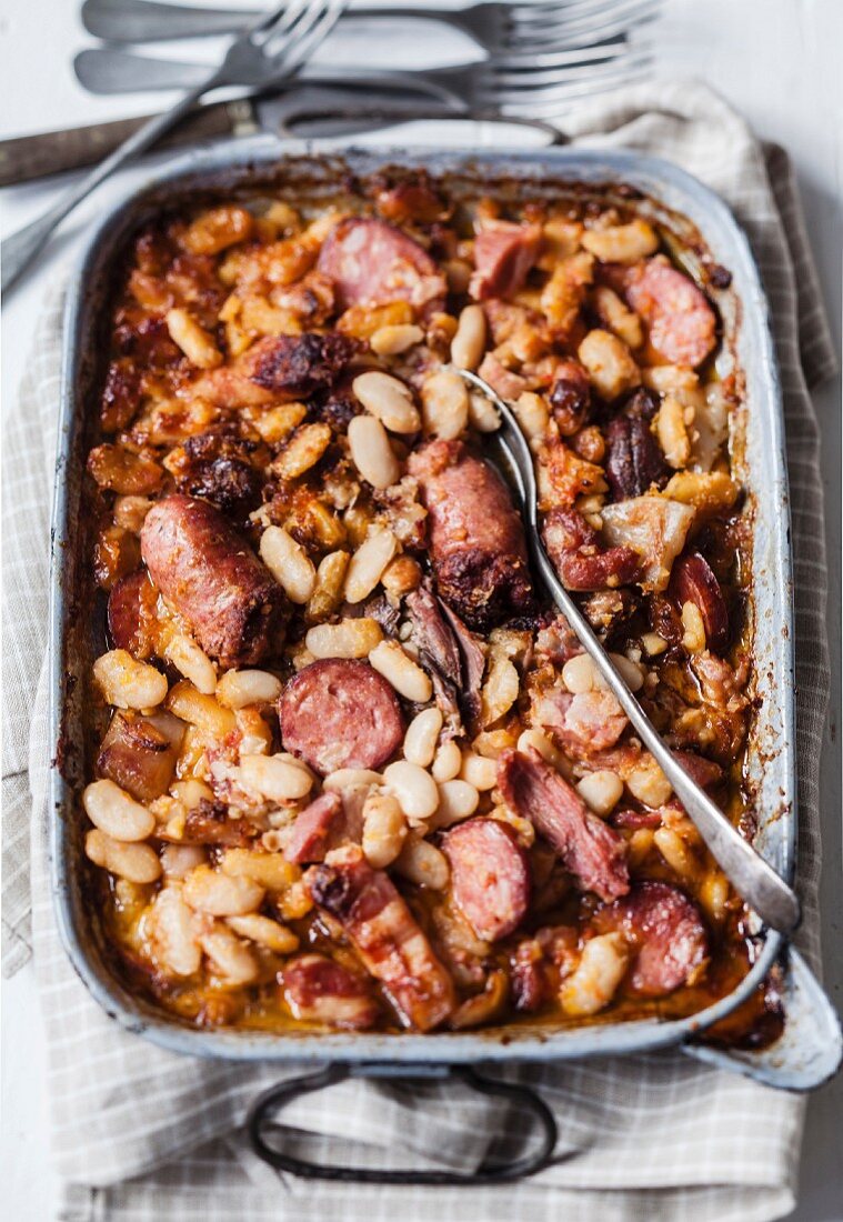 Cassoulet (Deftiger Bohneneintopf mit Fleisch und Wurst, Frankreich)