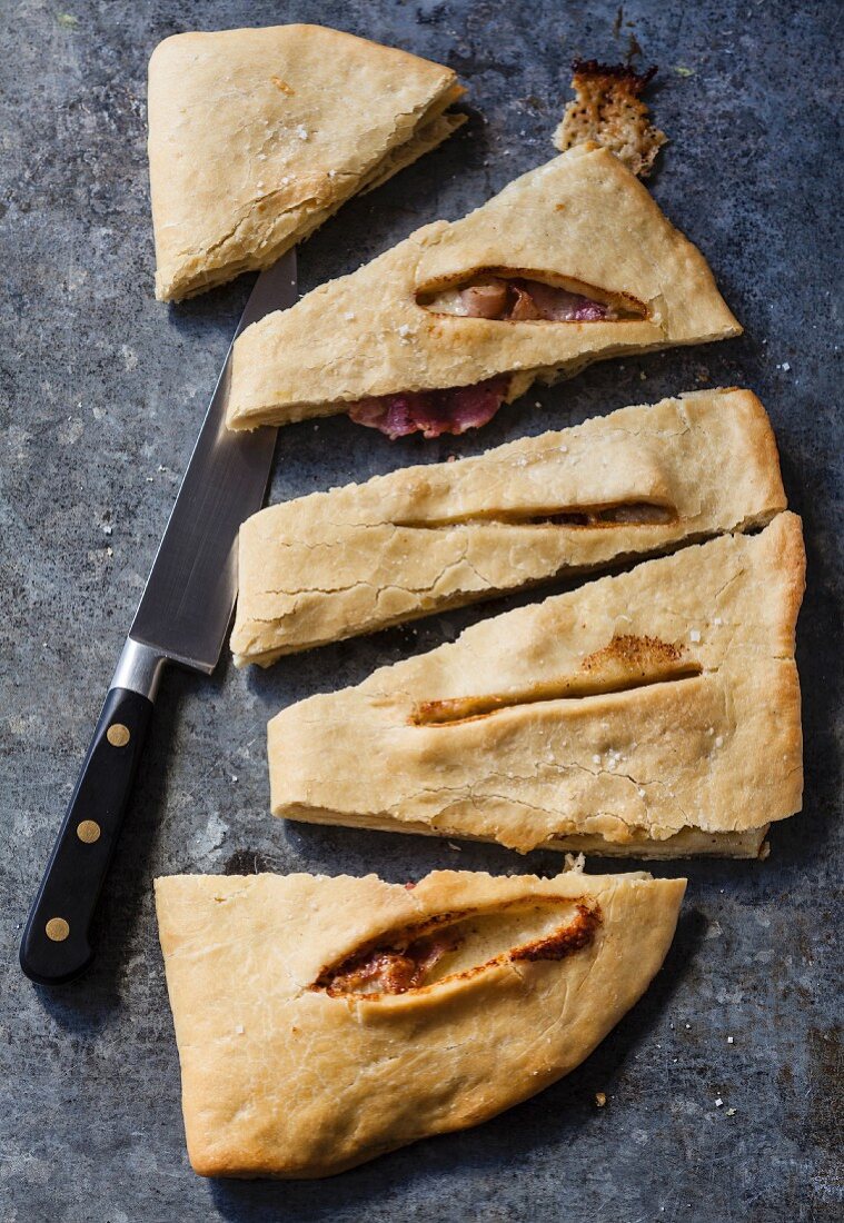 Focaccia mit Schweinebauch und Beaufort-Bergkäse