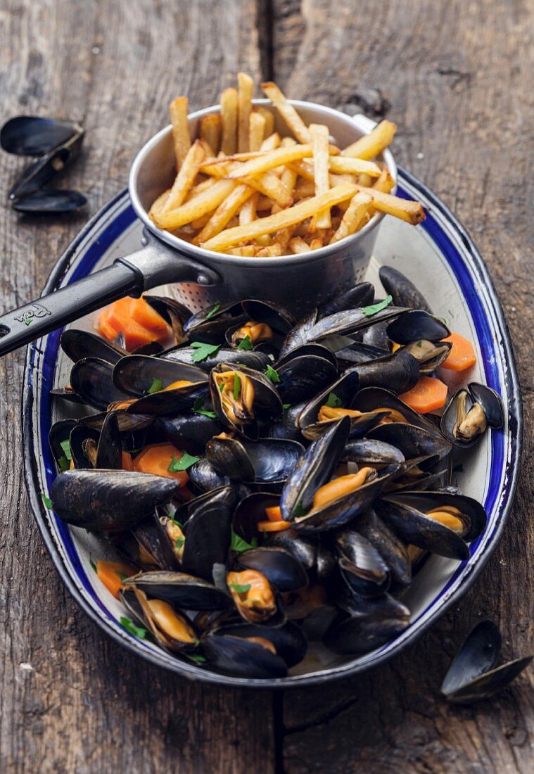 Moules marinières-frites (Miesmuscheln in Weissweinsauce mit Pommes Frites)