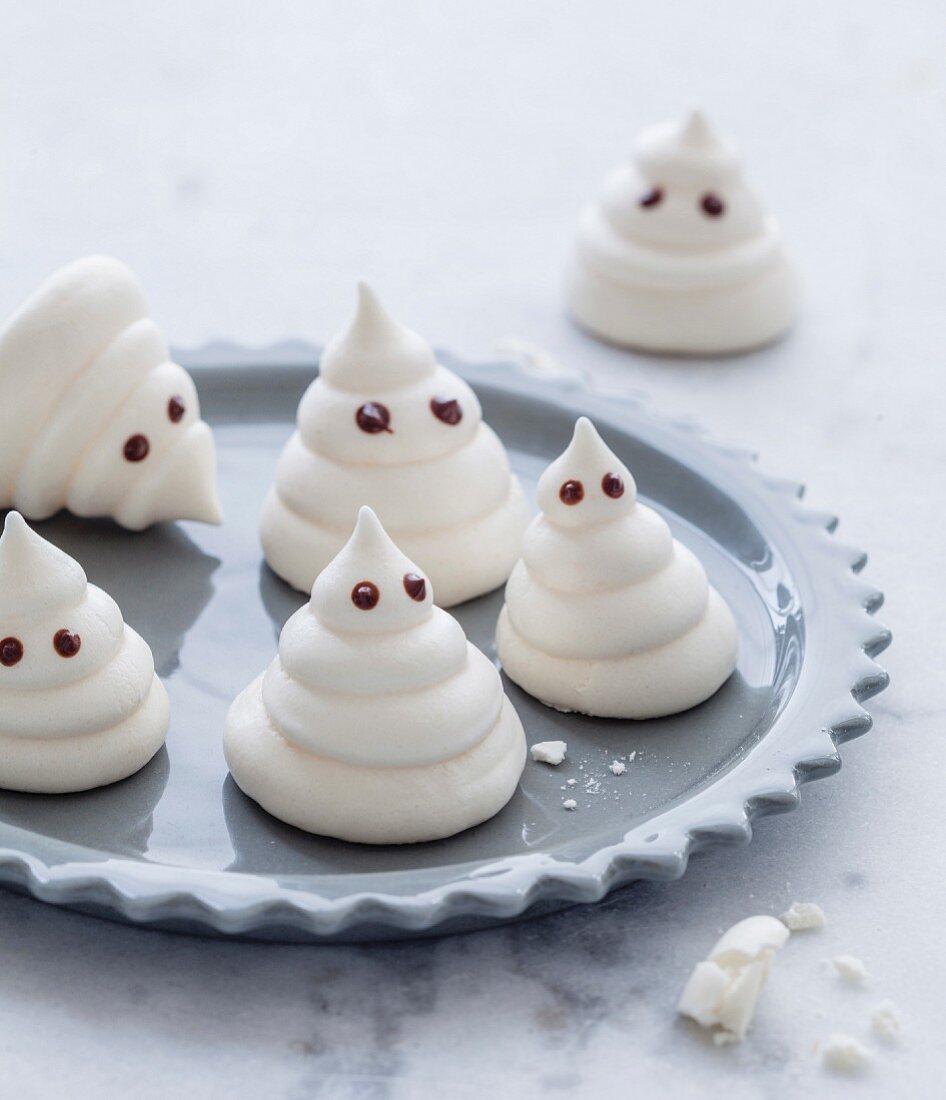 Small meringue ghosts for Halloween