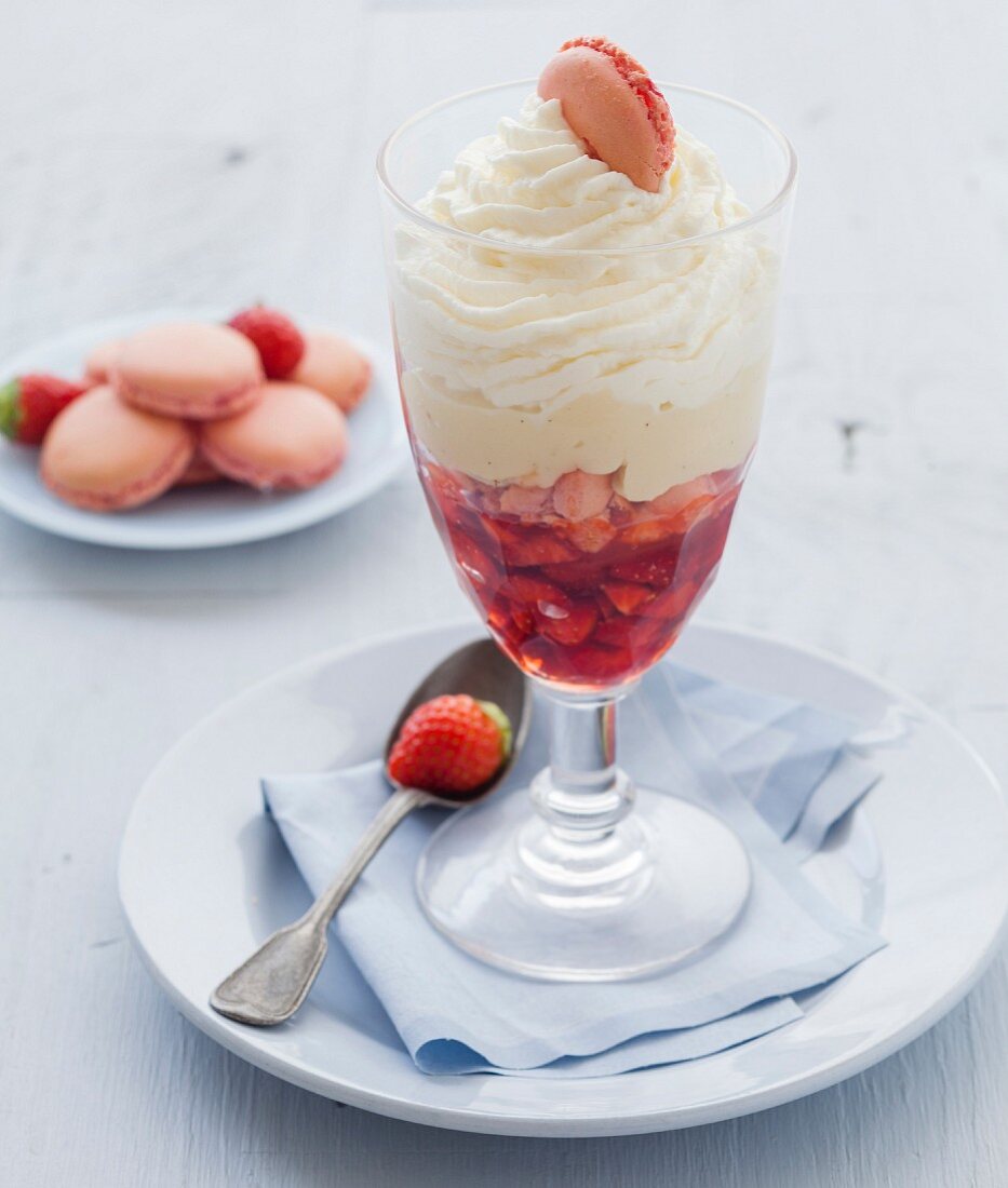 Trifle mit Erdbeeren und Macarons