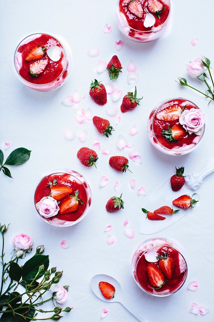 Vegetarischer Frozen Yogurt mit Erdbeeren