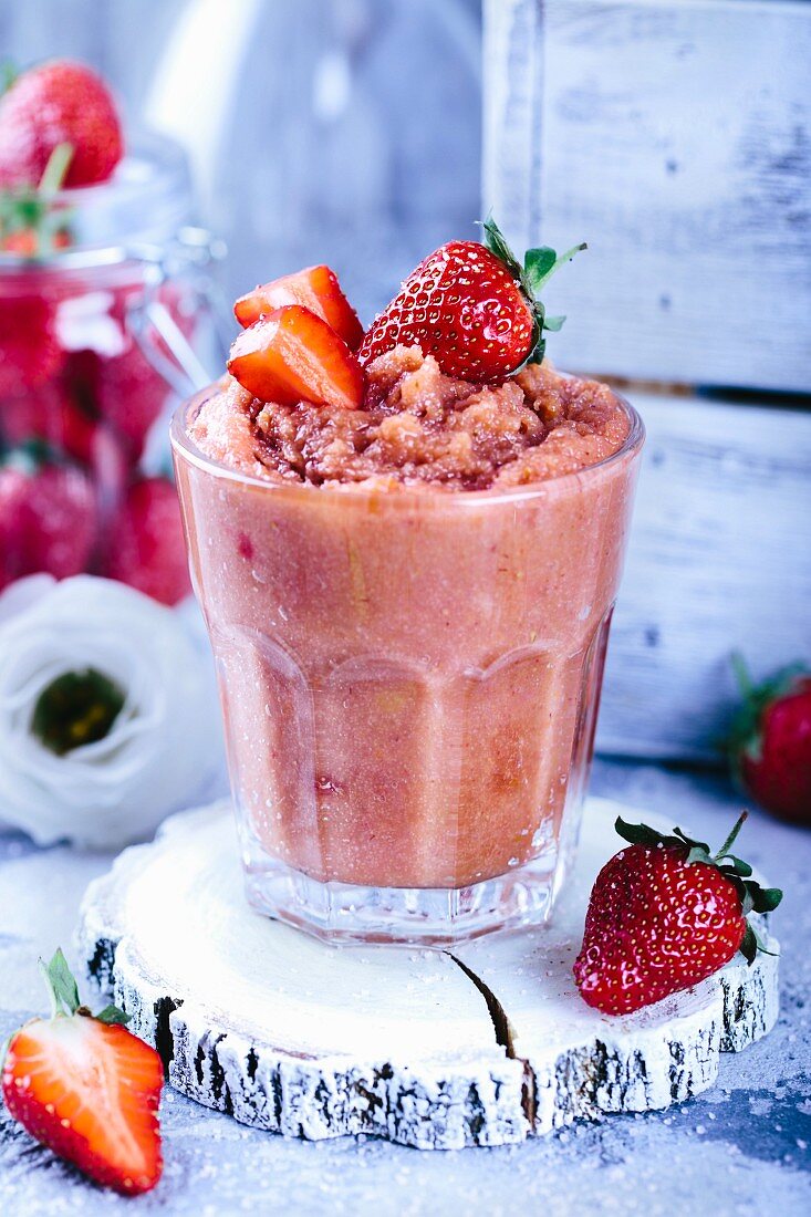 Vegane Erdbeer-Grieß-Creme in einem Glas