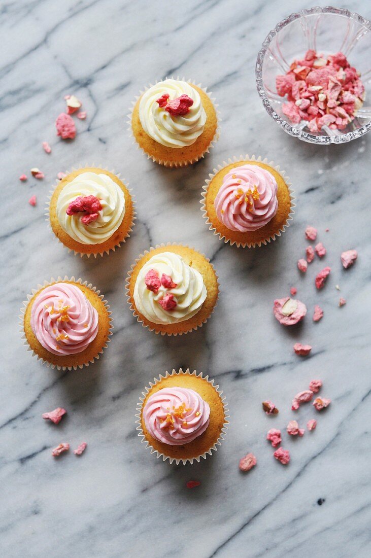 Rosen-Cupcakes mit kristallisierten Rosenblüten