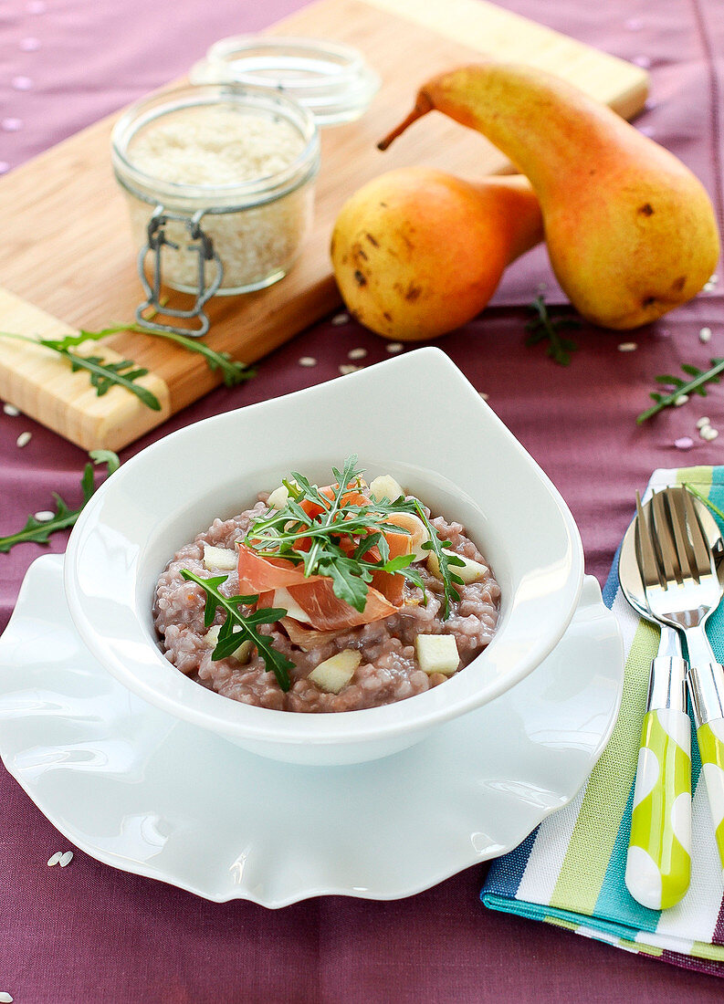 Risotto rosso with pears and raw ham