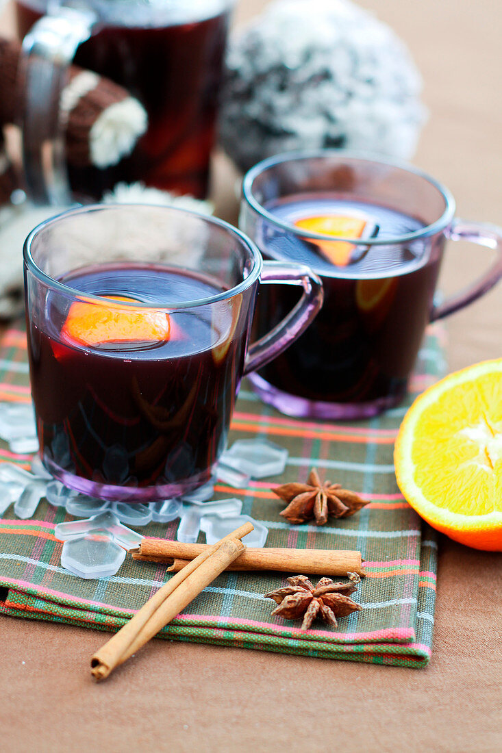 Glühwein mit Zimt und Sternanis