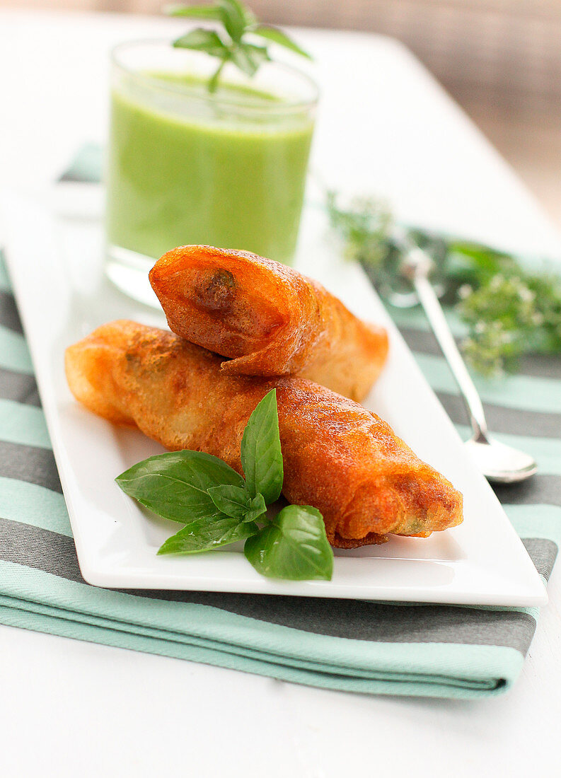 Knusprige Sardinenröllchen mit bretonischer Schweinefleischpastete und grünem Gazpacho