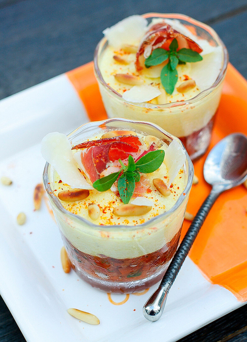 Pikantes Tiramisu mit Tomate, Parmesan, Pinienkernen und Coppa