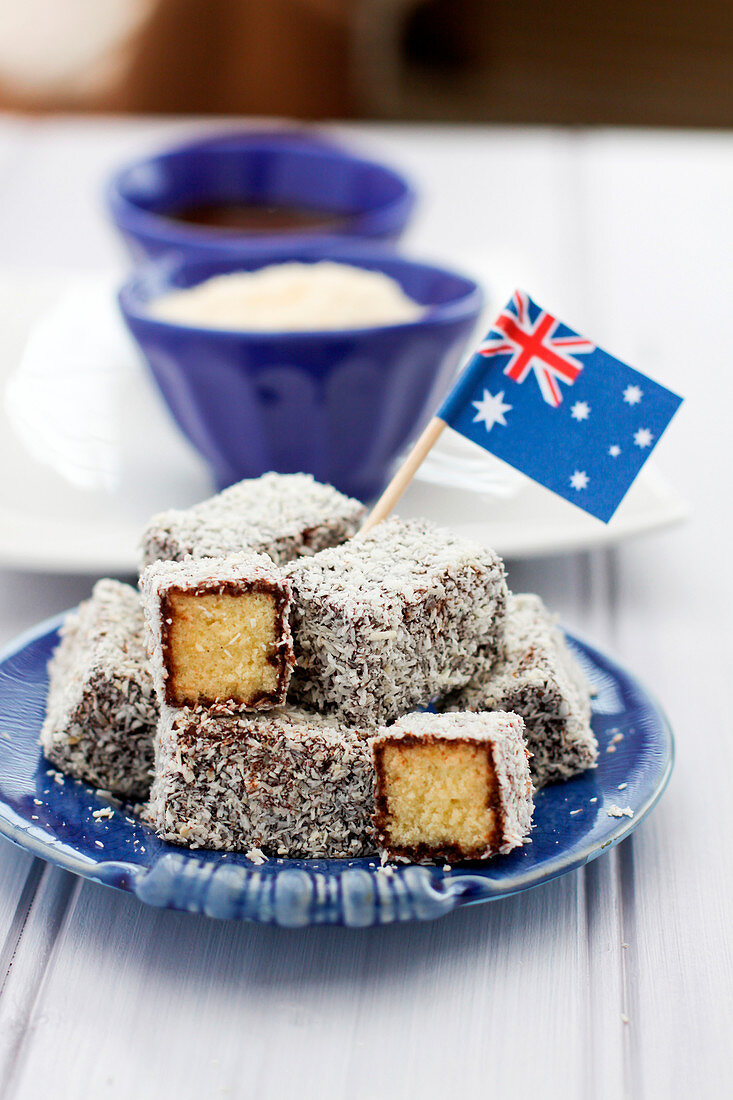 Lamingtons (Kuchenwürfel mit Schokoglasur und Kokosraspel, Australien)
