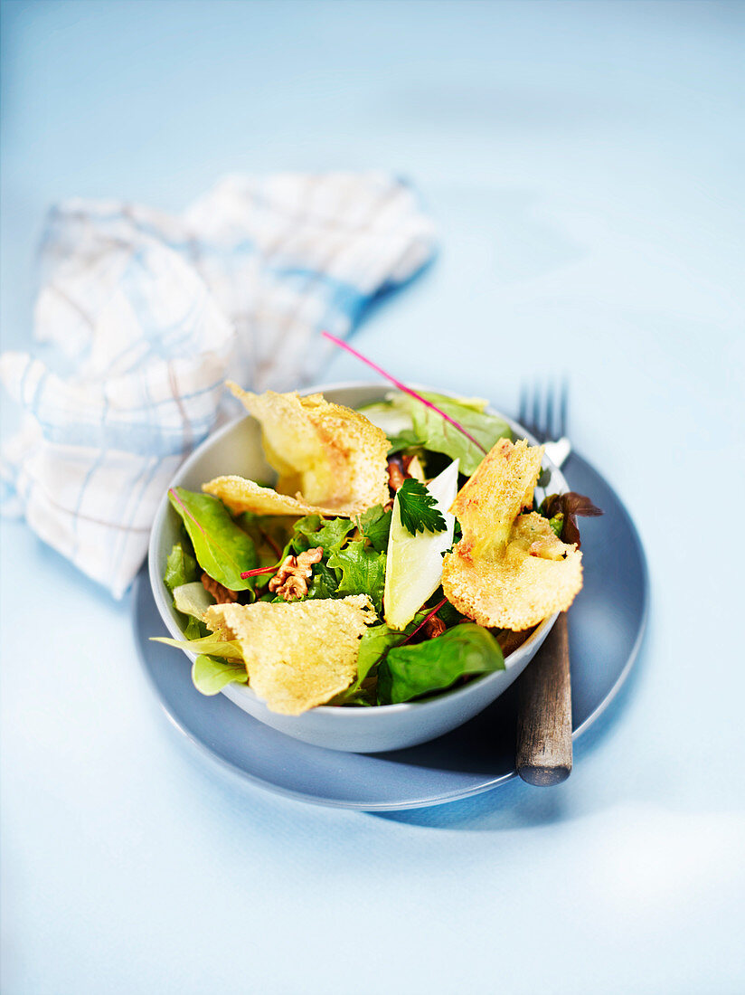 Gemischter Salat mit Münsterkäsechips, Walnüssen und frischen Kräutern