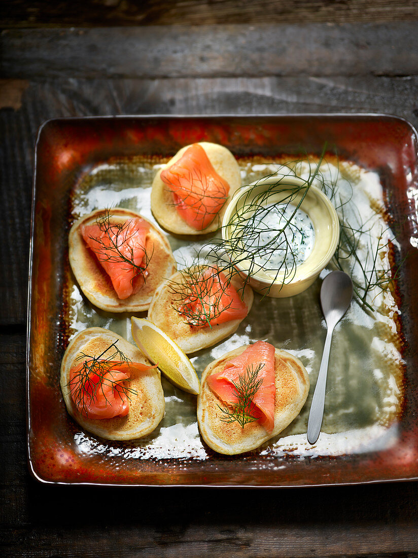 Mini Pancake mit Räucherlachs und Dill und weisser Münsterkäsesauce