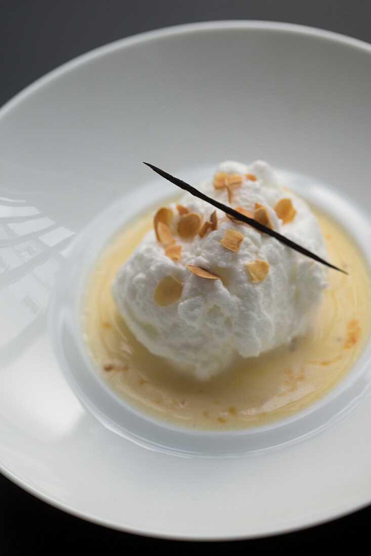 Ile Flottante (Eischneenocke auf Vanillesauce) mit Karamell und gerösteten Mandelblättchen