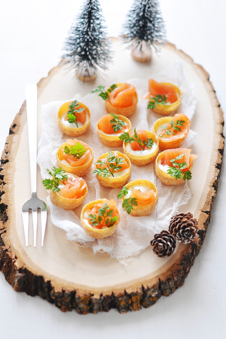 Mini-Törtchen mit Räucherlachs und Creme Fraiche