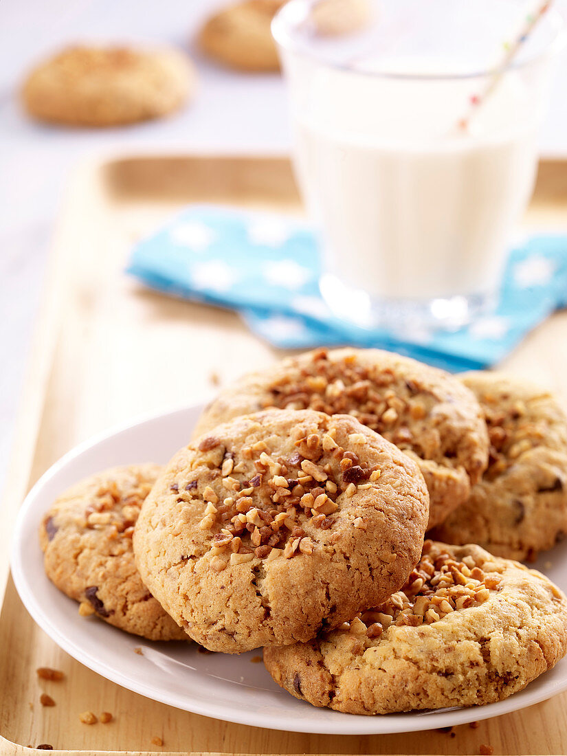 Cookies mit Krokant und Schokochips, Glas Milch