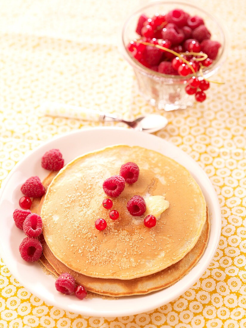 Pancake mit braunem Zucker und roten Beeren