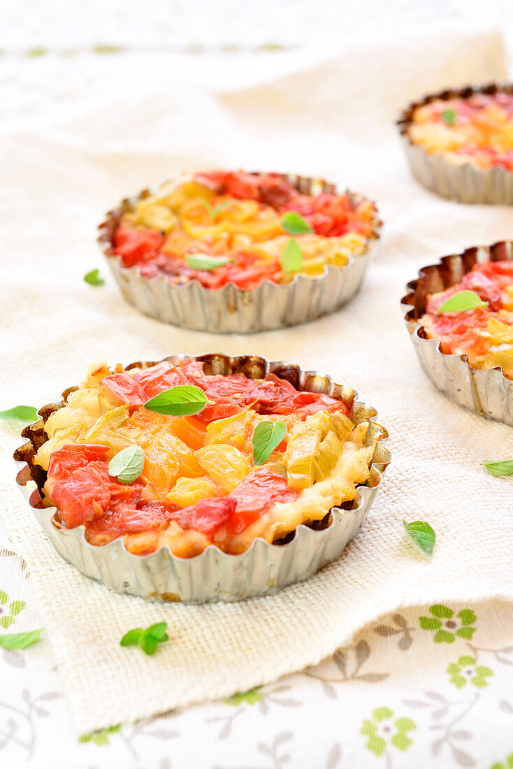 Pikante Tatintörtchen mit roten und gelben Tomaten