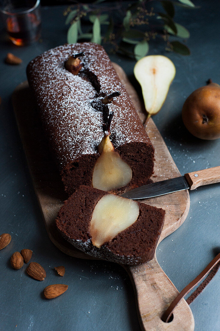 Schokoladenkastenkuchen mit Birnen und Mandeln