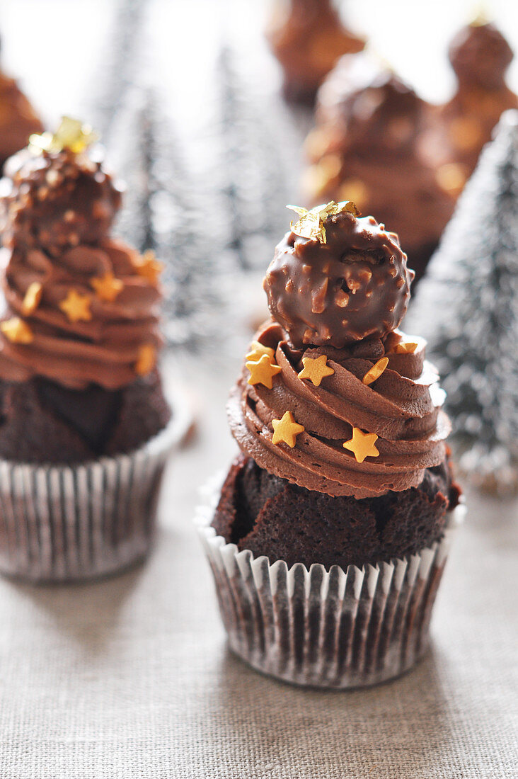 Weihnachts-Cupcakes mit Schokolade und Rochers