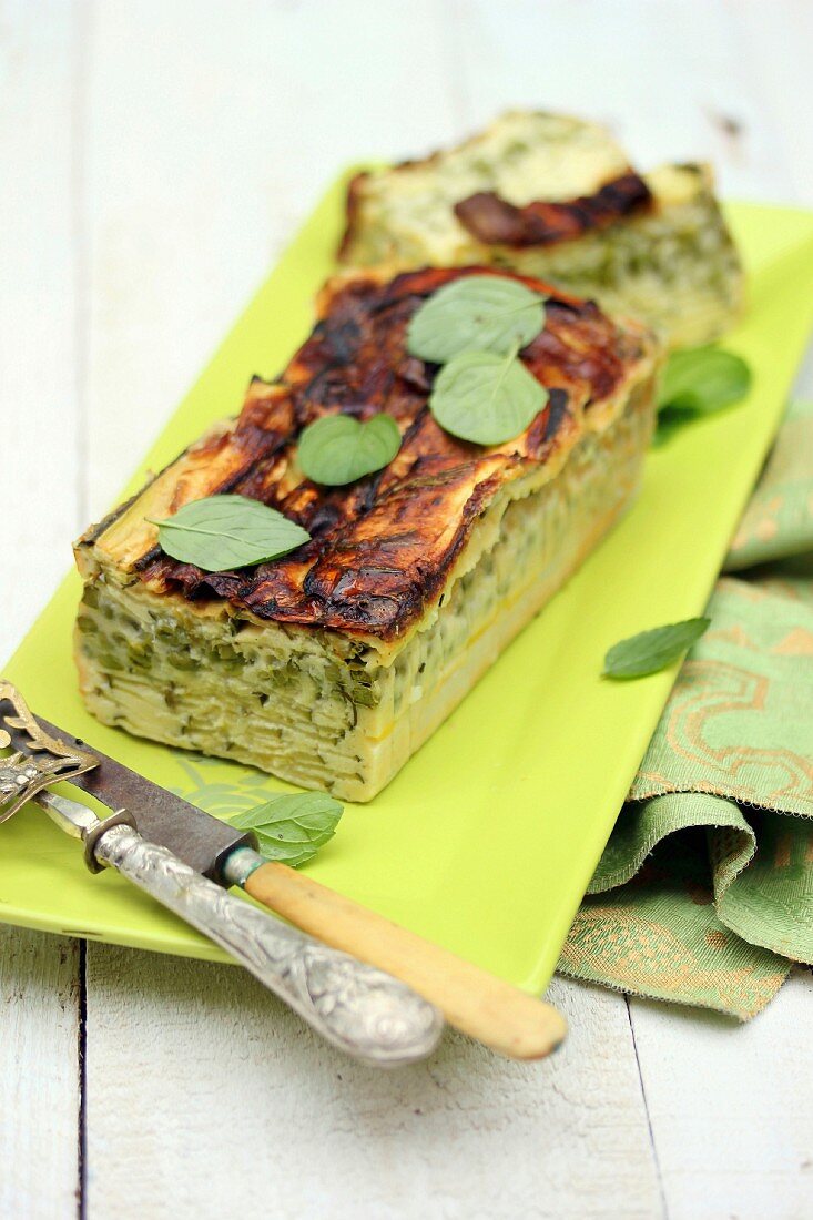 Herzhafter Zucchinikuchen mit Basilikum