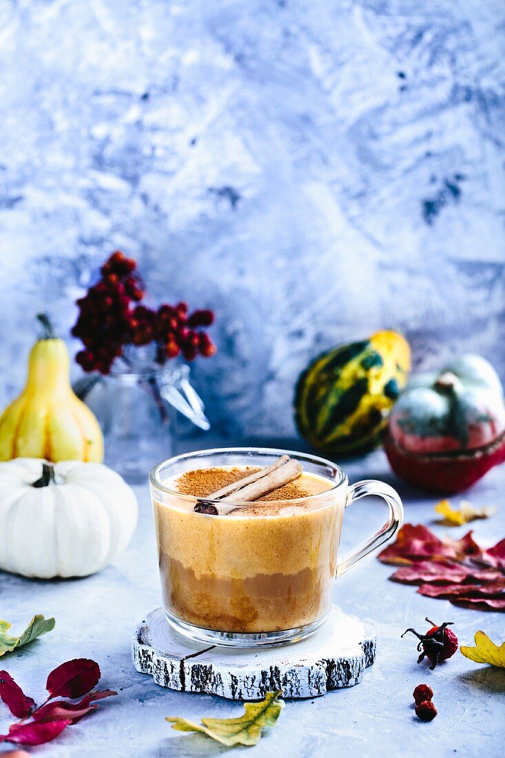 Caffe Latte mit Gewürzen und Karamell