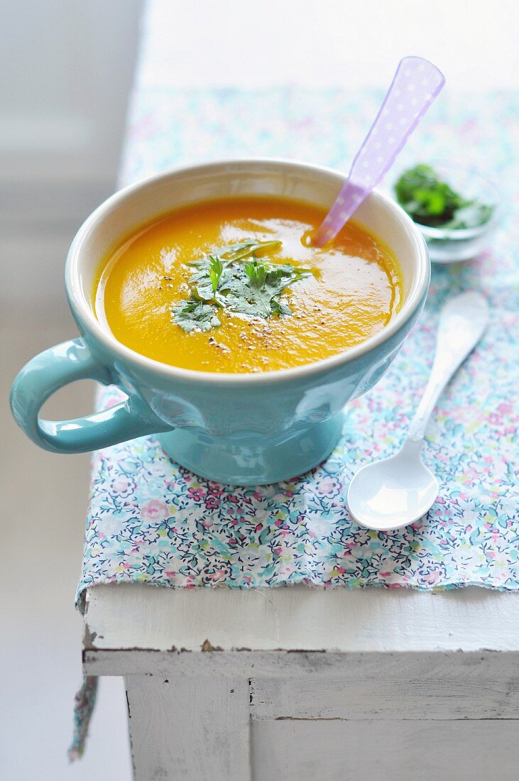 Kürbissuppe mit frischem Koriander in einer Tasse