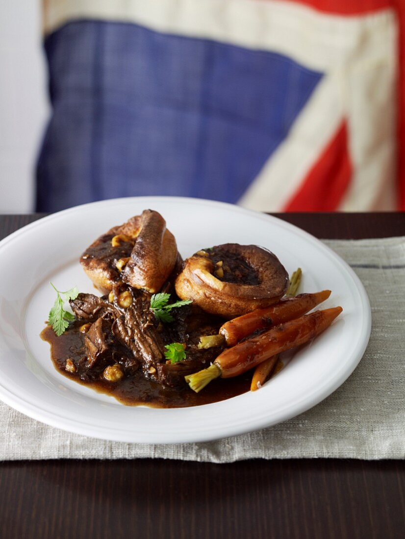 Yorkshire Pudding, langsam geschmortes Rindfleisch und zarte Möhrchen