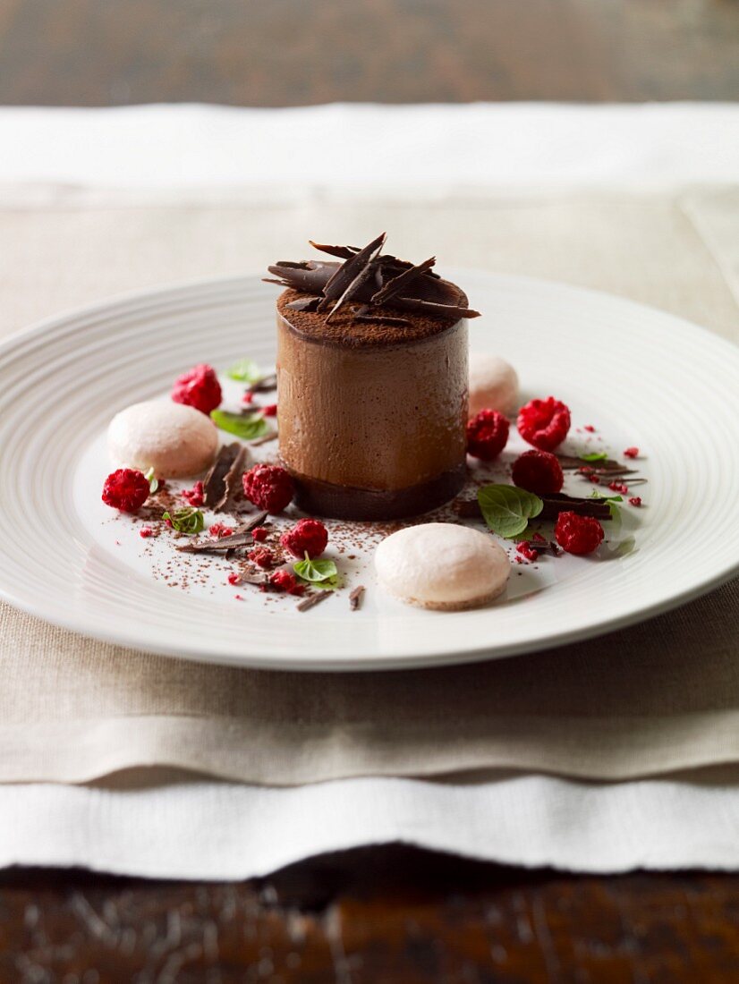 Chocolate mousse pudding with meringues and dried rasperries