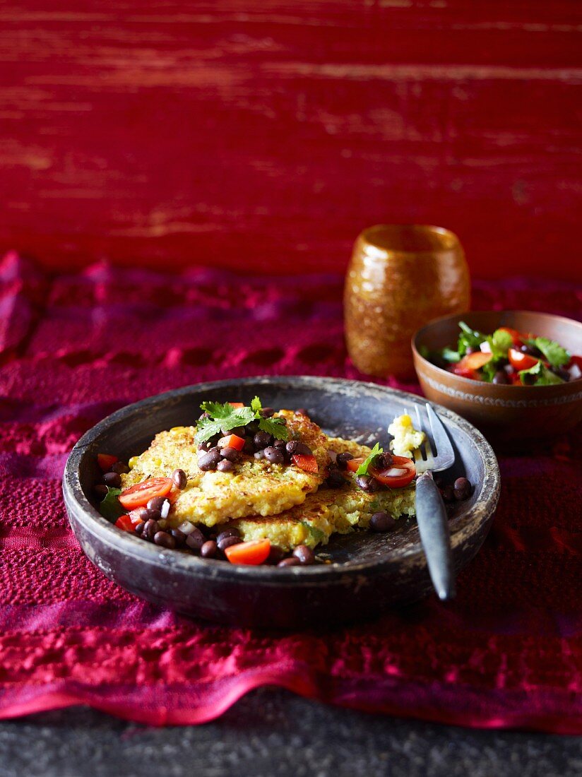 Maisbeignet mit schwarzen Bohnen und Salsa