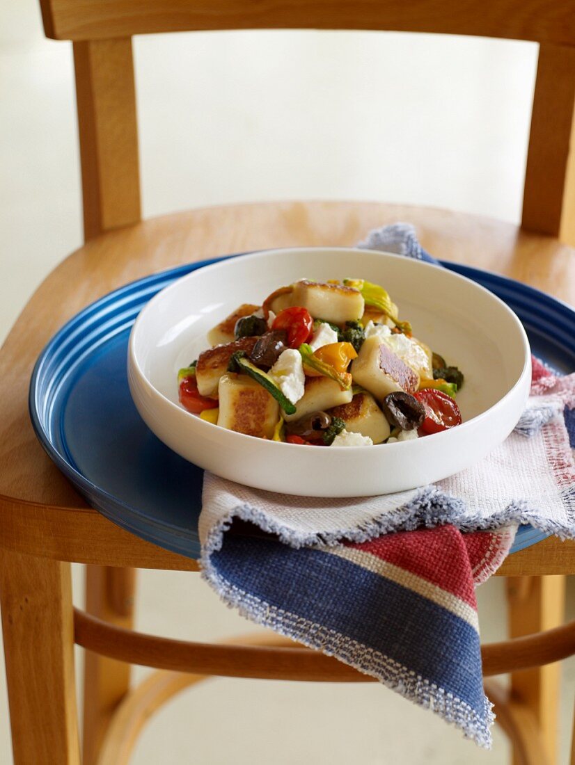 Gnocchis with vegetables, pesto, olives and feta