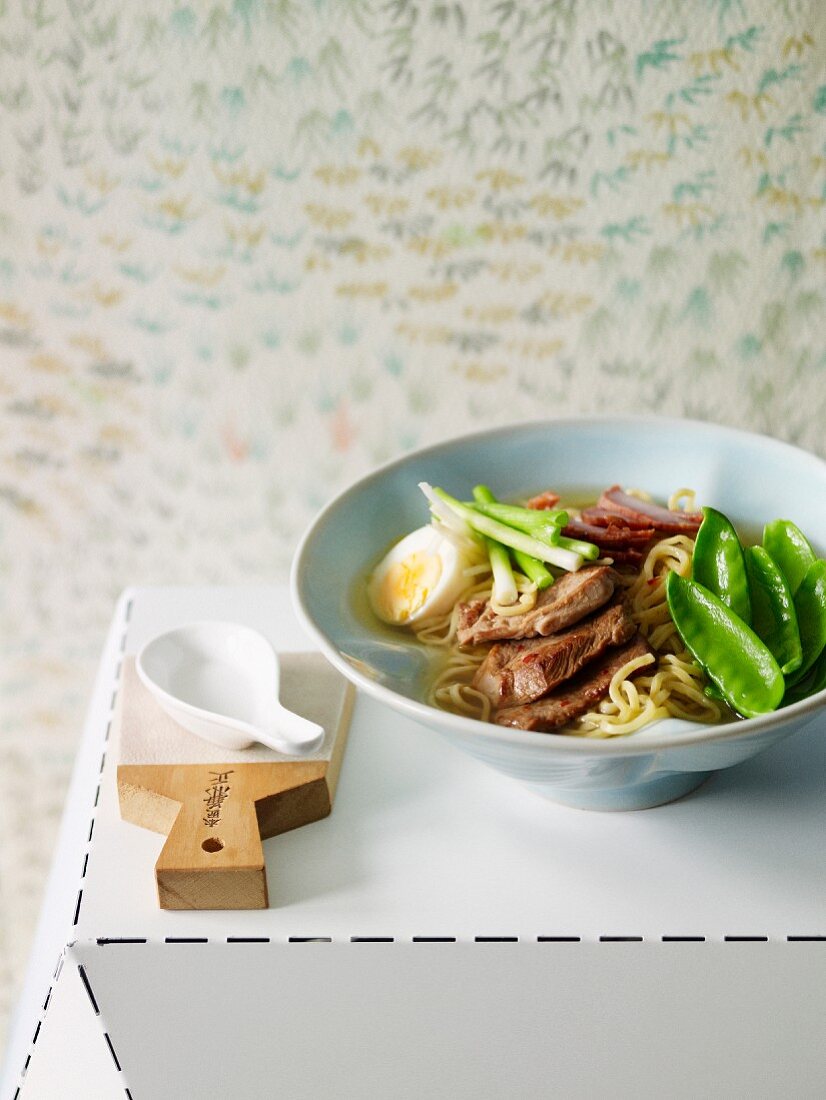 Japanische Suppe mit Schweinefleisch, hartgekochtem Ei und Nudeln
