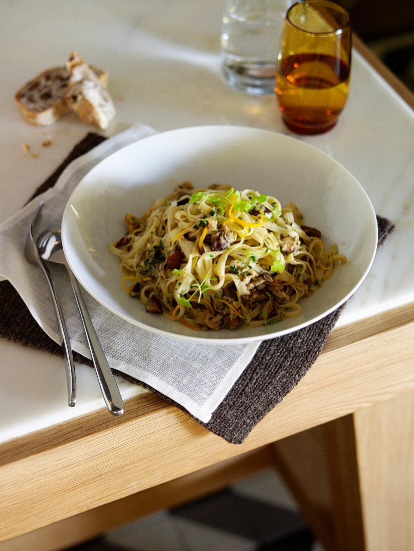 Tagliatelle mit Krabben und Mandeln