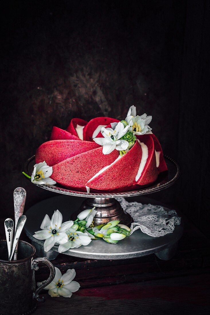 Red Velvet Cake destrukturiert mit Sahneglasur und Blumendeko