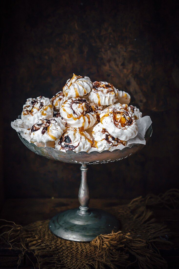 Meringues with chocolate and toffee sauce