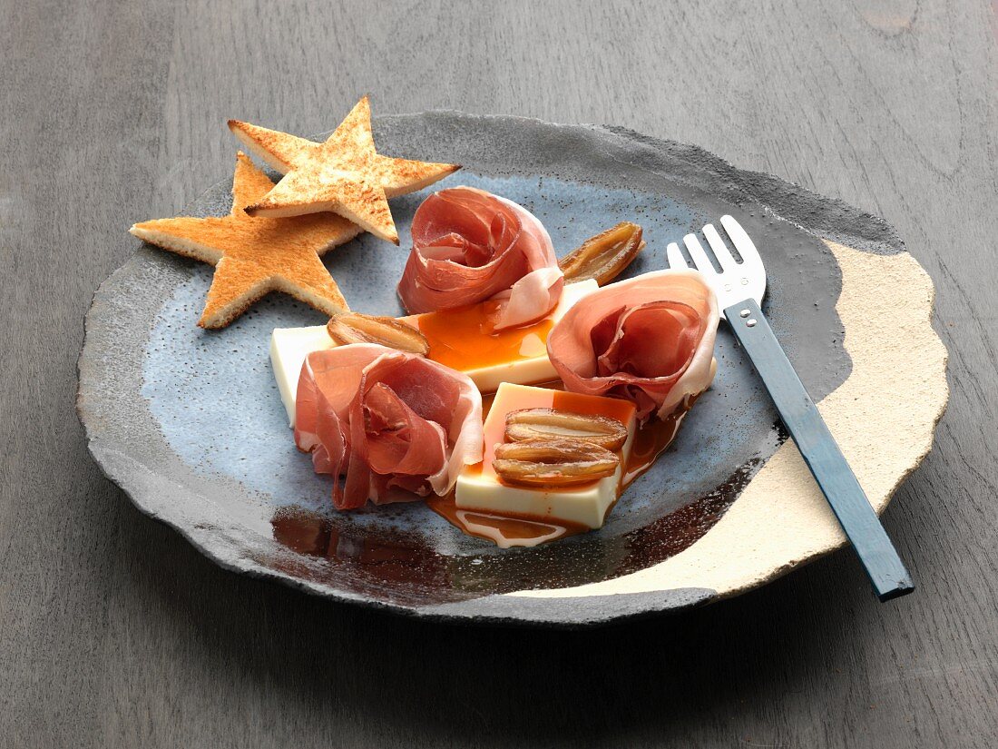 Frischkäseterrine mit Rohschinken, kandierten Datteln und Dattelsirup, Sterne aus getoastetem Honigkuchen