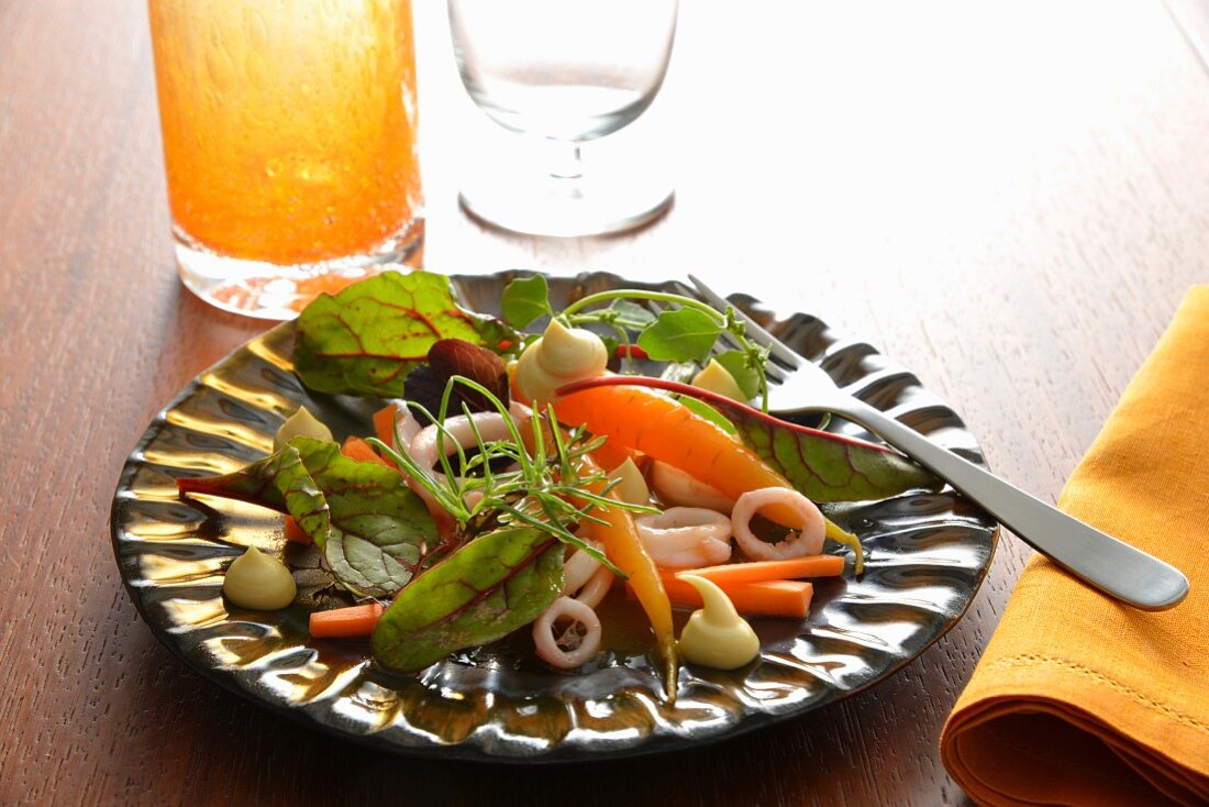 Salat mit Beteblättern, kleinen Tintenfischen und jungen Möhren