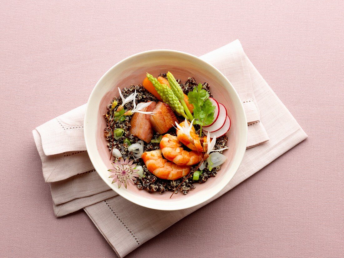 Quinoa salad with shrimps, smoked bacon, carrots, radishes and wild asparagus