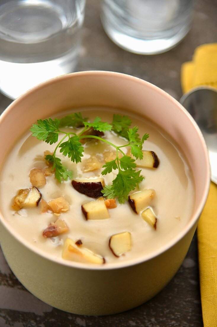 Cream of chestnut soup with ceps