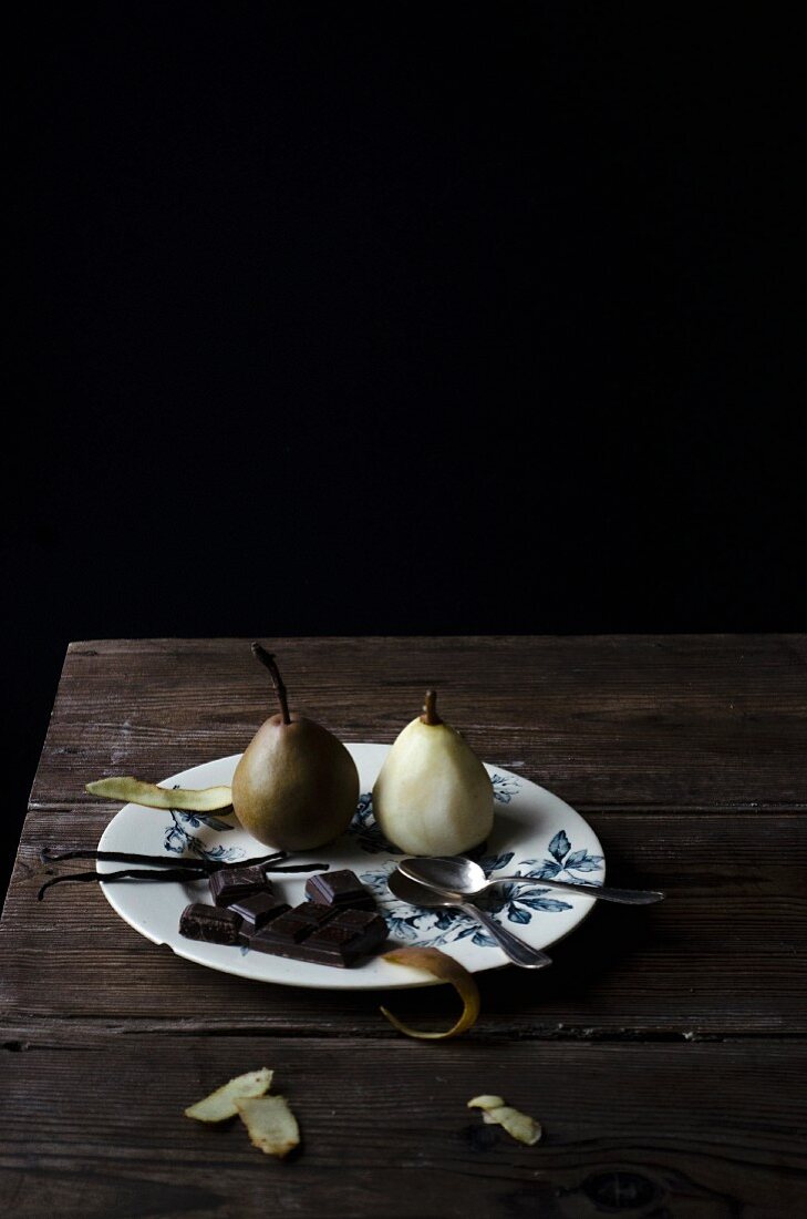 Ingredients for poached pears with chocolate and vanilla