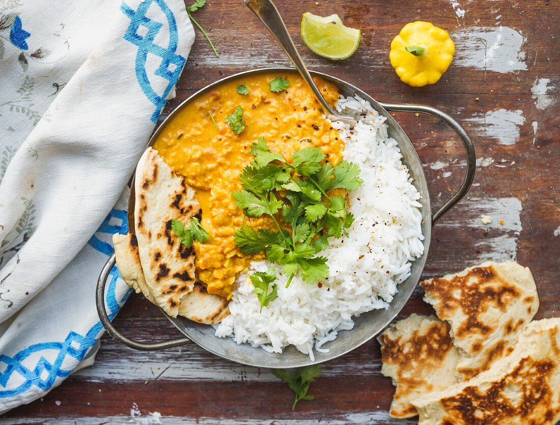 Dhal mit roten Linsen, Kokosmilch und Curry, Reis